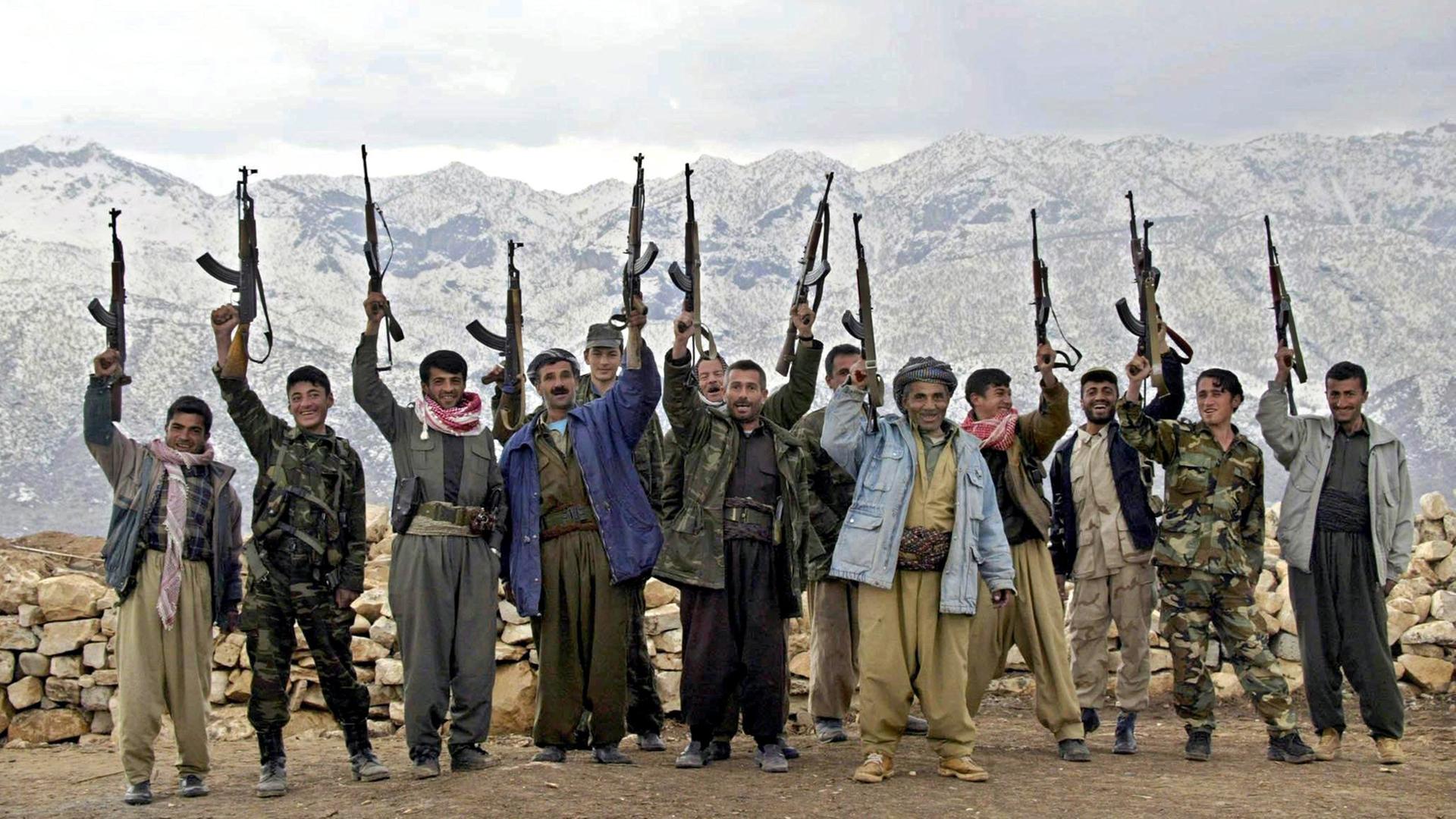 Kurdische Kämpfer und Anhänger der Demokratischen Partei Kurdistans (DPK) schwenken bei Kani Masi im Norden des Irak ihre Waffen. Kurdische Kämpfer und Anhänger der Demokratischen Partei Kurdistans (DPK) schwenken bei Kani Masi im Norden des Irak ihre Waffen.