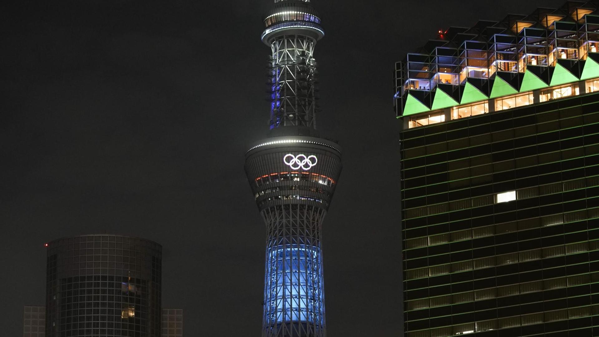 Der Skytree in Tokio leuchtet in bunten Farben Der Skytree in Tokio leuchtet in bunten Farben
