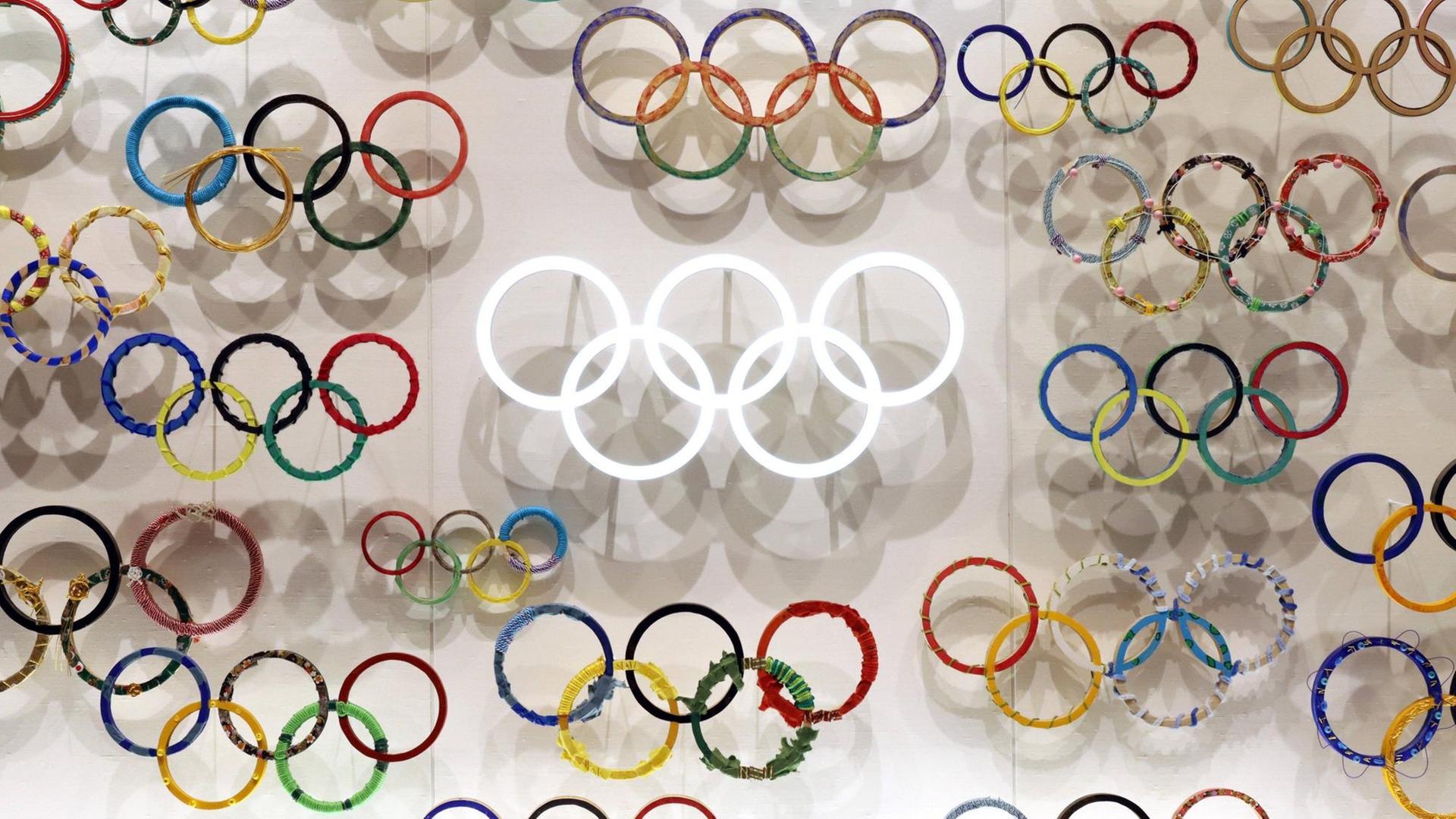 Am 31. August 2020 in Tokio (Japan): Olympische Ringe als Dekoration im Japanischen Olympia-Museum. Am 31. August 2020 in Tokio (Japan): Olympische Ringe als Dekoration im Japanischen Olympia-Museum.