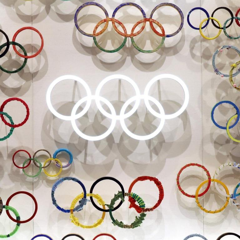 Am 31. August 2020 in Tokio (Japan): Olympische Ringe als Dekoration im Japanischen Olympia-Museum.
