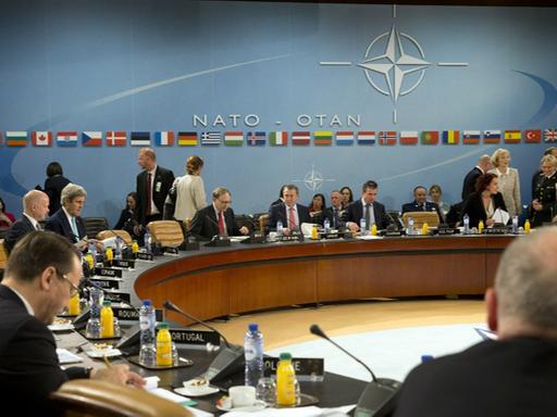Der britische Außenminister William Hague (l.) neben seinem US-Amtskollegen John Kerry (2.v.r.) beim Treffen der NATO-Außenminister am 1. April 2014 in Brüssel.