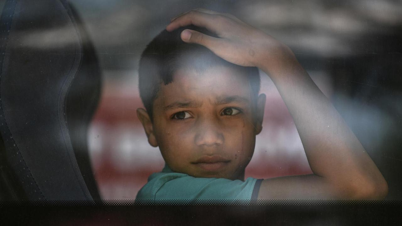 Ein syrisches Flüchtlingskind blickt aus dem Fenster eines Reisebusses, der es mit seiner Familie von dem türkischen Ort Esenyurt zurückbringt ins benachbarte Syrien, im August 2019. Ein syrisches Flüchtlingskind blickt aus dem Fenster eines Reisebusses, der es mit seiner Familie von dem türkischen Ort Esenyurt zurückbringt ins benachbarte Syrien, im August 2019.