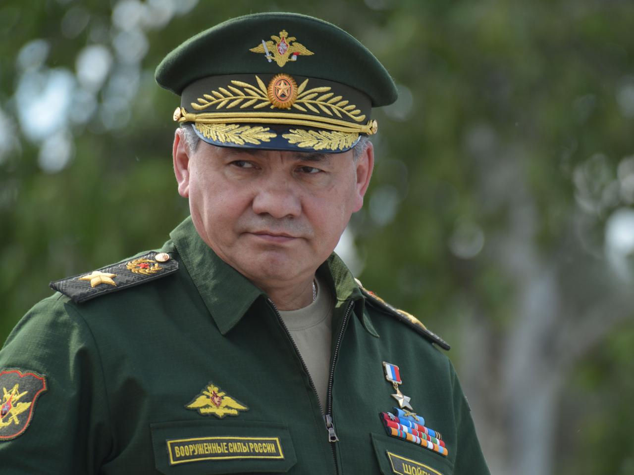 Der russische Verteidigungsminister Sergej Schoigu in Uniform während einer militärischen Übung der russischen Luftwaffe.