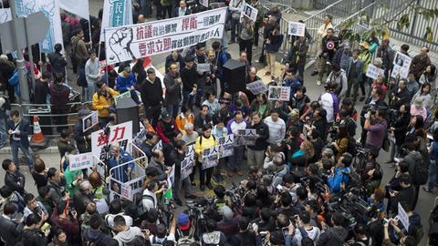 Man sieht eine Menschenmenge in Hongkong, die für Aufklärung über fünf vermisste Buchhändler demonstriert.