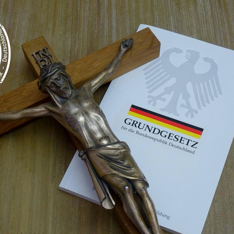 Jesusfigur auf dem Grundgesetz Jesusfigur auf dem Grundgesetz