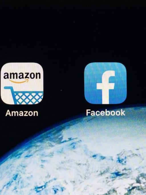 Die Firmen-Logos der vier dominanten Internetunternehmen Google, Apple, Facebook und Amazon.