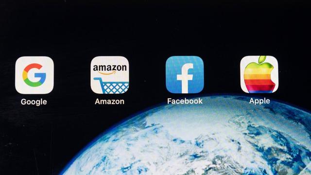 Die Firmen-Logos der vier dominanten Internetunternehmen Google, Apple, Facebook und Amazon.