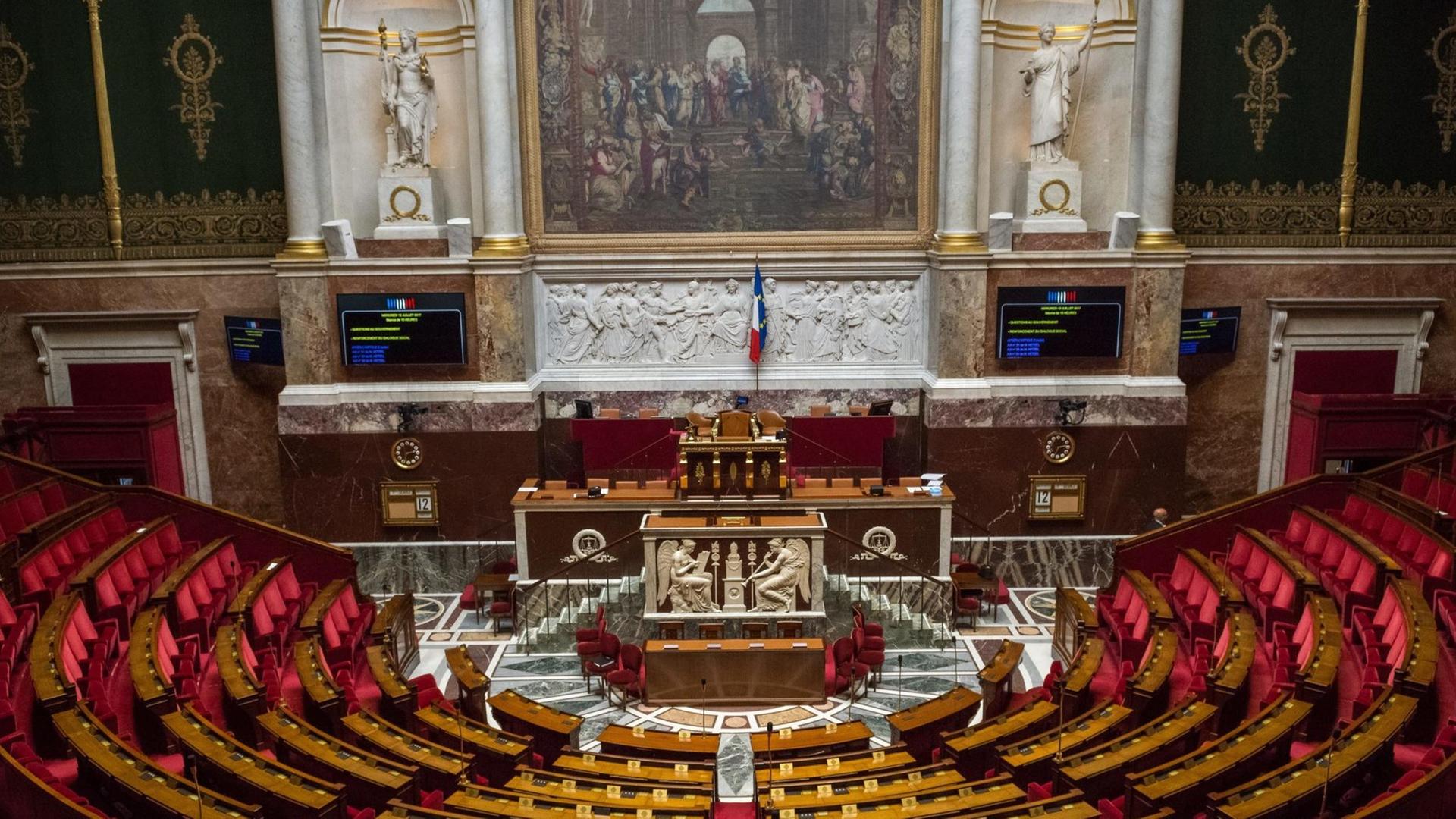 Ansicht des leeren Plenarsaals der Nationalversammlung in Paris
