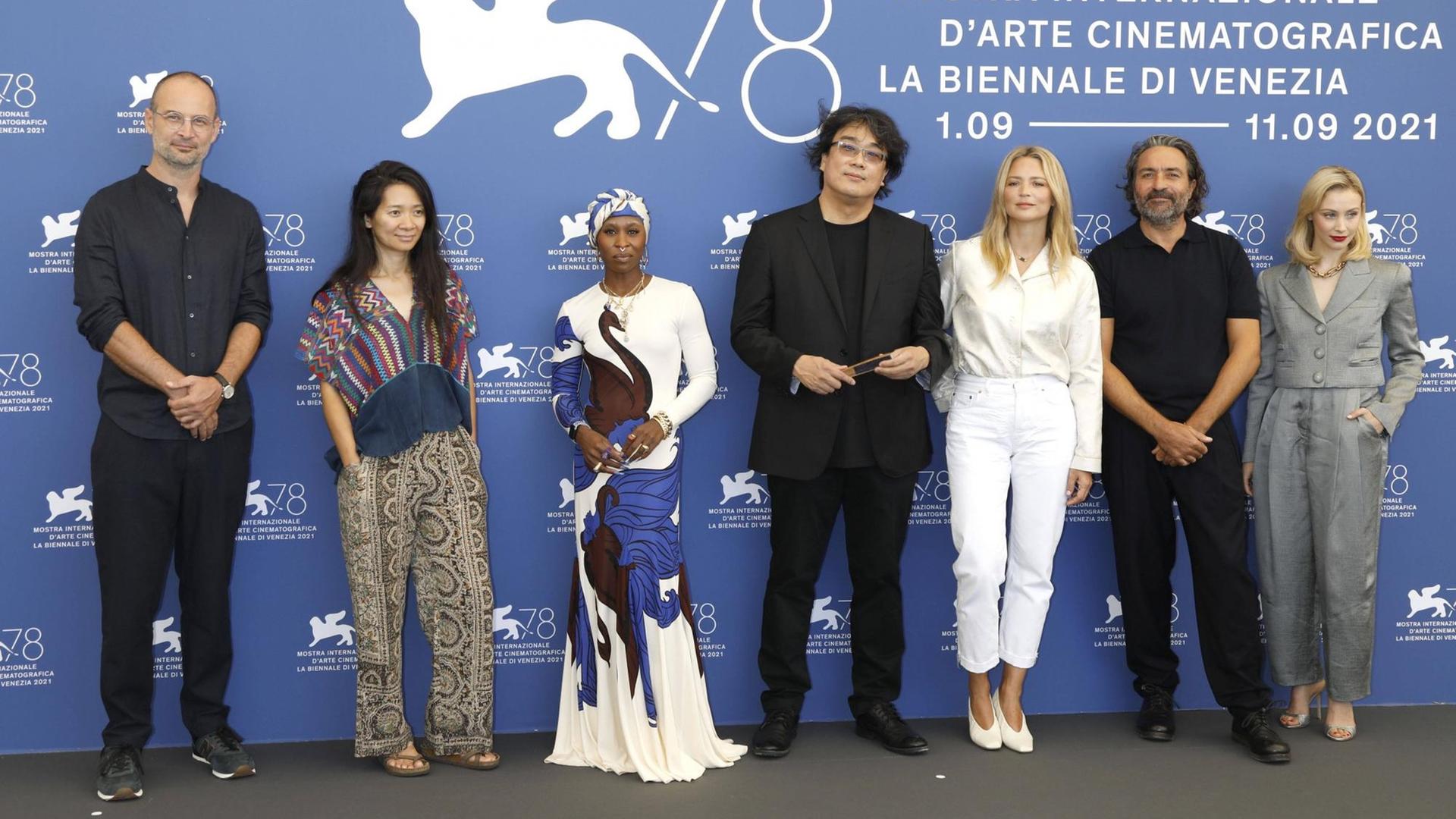 Das Foto zeigt die Jury von Venedig. Sie entscheidet, wer die "Goldenen Löwen" bekommt. Das Foto zeigt die Jury von Venedig. Sie entscheidet, wer die "Goldenen Löwen" bekommt.