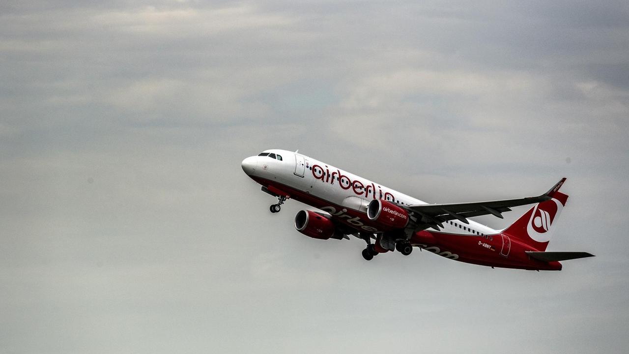 Ein Airbus von Air Berlin startet am 15.08.2017 in Düsseldorf (Nordrhein-Westfalen). Ein Airbus von Air Berlin startet am 15.08.2017 in Düsseldorf (Nordrhein-Westfalen).