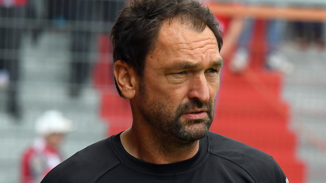 Der Fußballtrainer von Energie Cottbus Klaus-Dieter Wollitz, aufgenommen beim Spiel gegen den FSV Luckenwalde am 25.05.2017 im Stadion der Freundschaft in Cottbus Der Fußballtrainer von Energie Cottbus Klaus-Dieter Wollitz, aufgenommen beim Spiel gegen den FSV Luckenwalde am 25.05.2017 im Stadion der Freundschaft in Cottbus