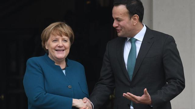 Leo Varadkar und Angela Merkel vor dem Farmleigh House in Dublin, geben sich die Hand