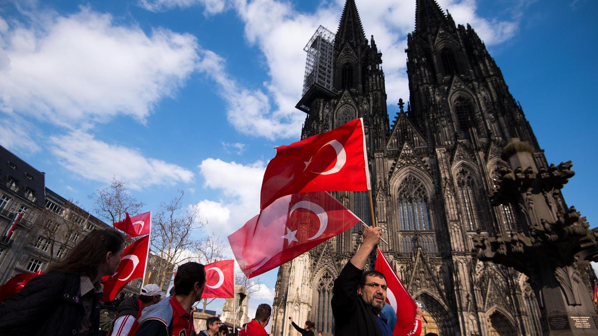 Der gescheiterte Putschversuch Erdogans polarisiert die türkische Community in Deutschland.