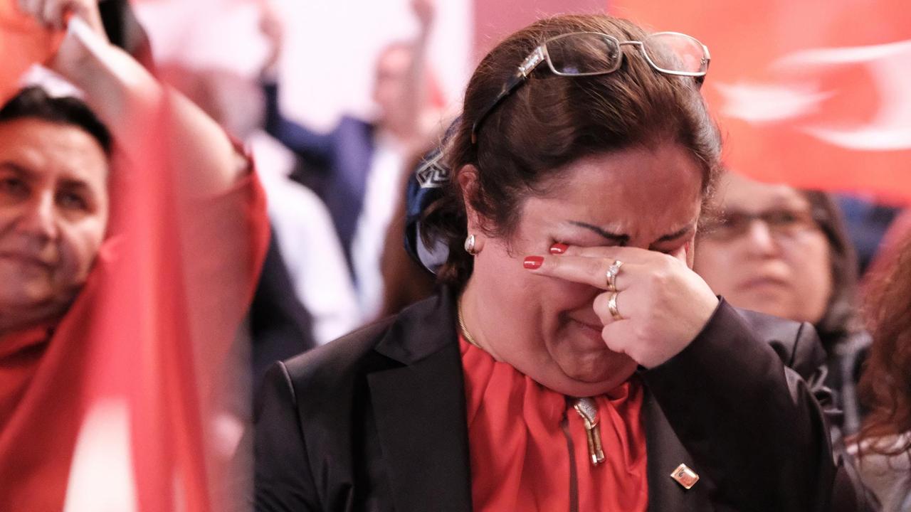 Eine Teilnehmerin einer Wahlparty der Cumhuriyet Halk Partisi (CHP, Republikanische Volkspartei) weint am 16.04.2017 im Theater 28 in Berlin, während Hochrechnungen auf eine Leinwand projiziert werden. Eine Teilnehmerin einer Wahlparty der Cumhuriyet Halk Partisi (CHP, Republikanische Volkspartei) weint am 16.04.2017 im Theater 28 in Berlin, während Hochrechnungen auf eine Leinwand projiziert werden.