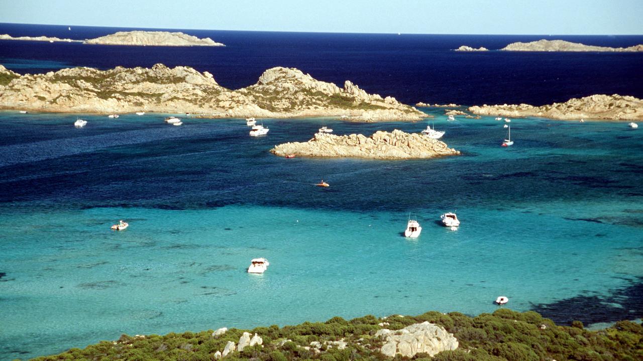 Vor Anker liegende Yachten im La-Maddalena-Archipel. La Maddalena gehört zur italienischen Mittelmeerinsel Sardinien. Vor Anker liegende Yachten im La-Maddalena-Archipel. La Maddalena gehört zur italienischen Mittelmeerinsel Sardinien.