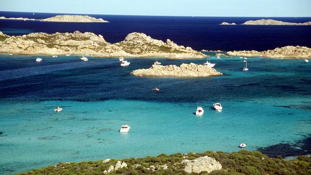 Vor Anker liegende Yachten im La-Maddalena-Archipel. La Maddalena gehört zur italienischen Mittelmeerinsel Sardinien.