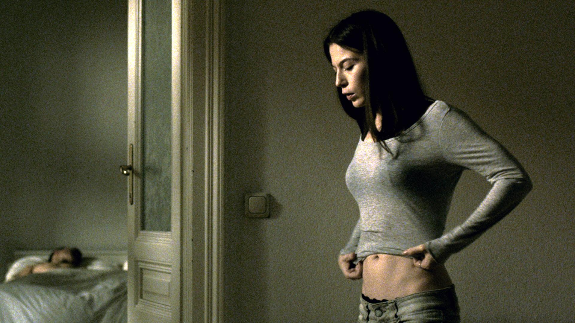 Nora von Waldstätten in einer Szene des Films "Oktober November" Nora von Waldstätten in einer Szene des Films "Oktober November"