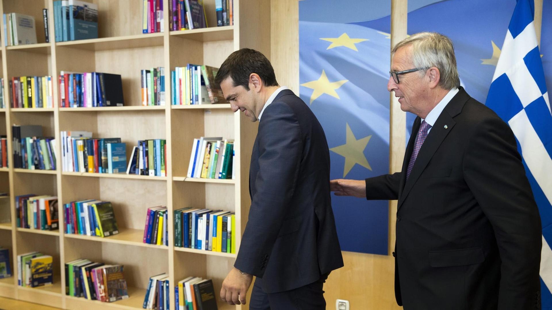 Der griechische Premier Alexis Tsipras (l.) wird von EU-Kommissionspräsident Jean-Claude Juncker vor einem Treffen zu Griechenland in der EU-Kommission in Brüssel begrüßt.