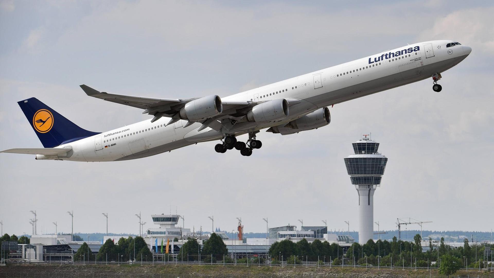 Der Airbus A340-642 Lufthansa Wiesbaden startet vom Flughafen Franz Josef Strauß in München