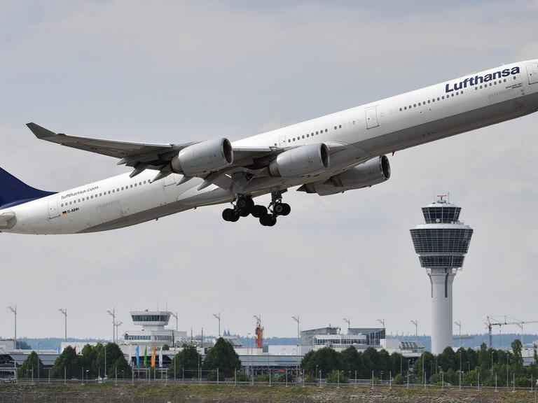 Der Airbus A340-642 Lufthansa Wiesbaden startet vom Flughafen Franz Josef Strauß in München