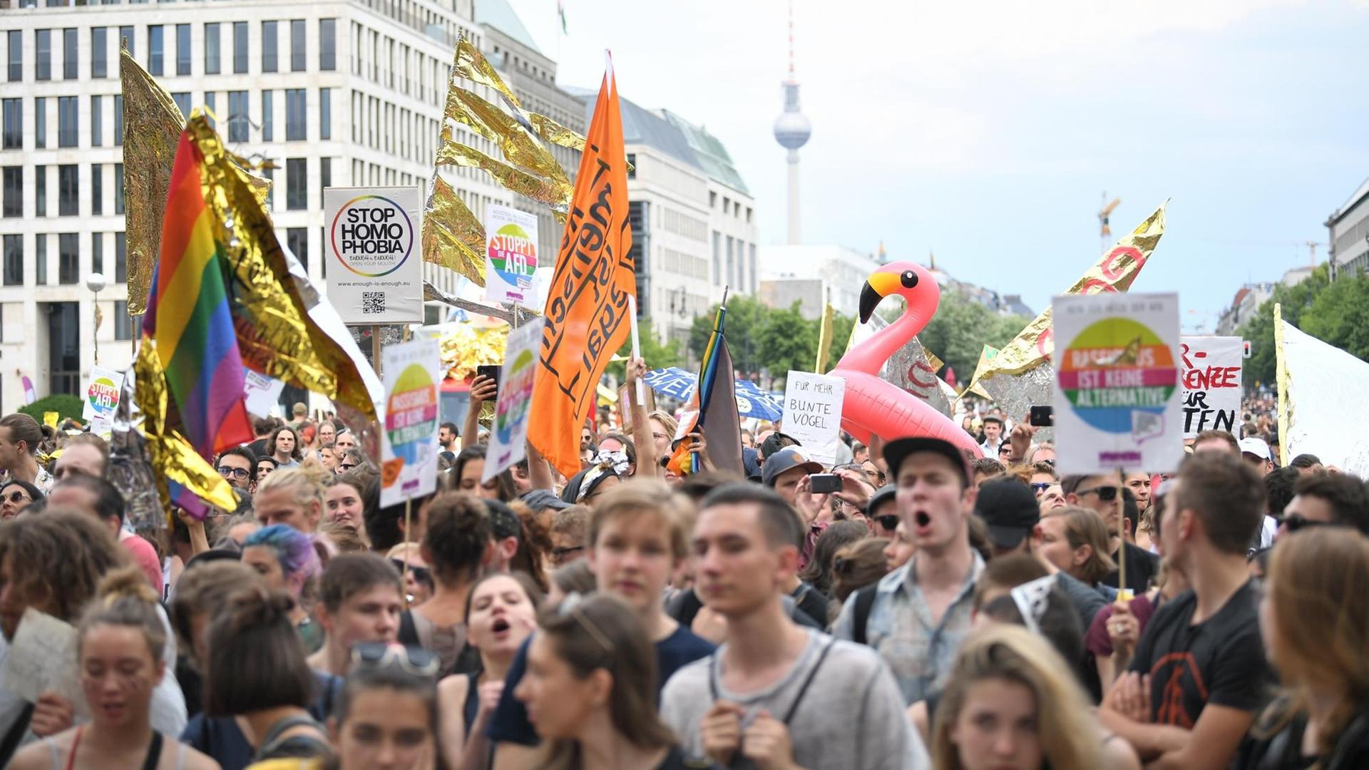 Berlin: Demonstranten protestieren auf dem Pariser Platz vor dem Brandenburger Tor gegen eine Demonstration der AfD. Berlin: Demonstranten protestieren auf dem Pariser Platz vor dem Brandenburger Tor gegen eine Demonstration der AfD.