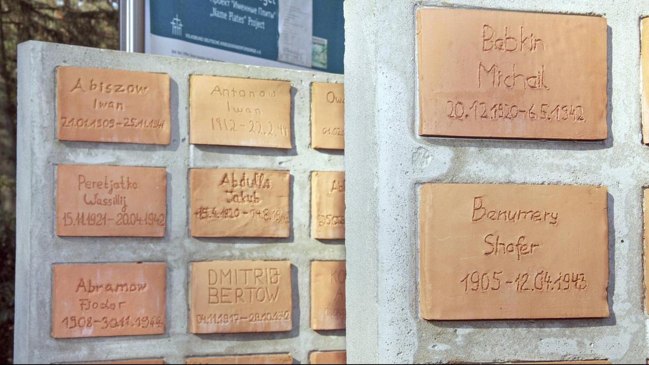 Jugendliche haben die Namen sowjetischer Soldaten in Tonziegel geritzt, die nun auf Stelen an die Opfer des ehemaligen NS-Kriegsgefangenenlagers im niedersächsischen Sandbostel erinnern
