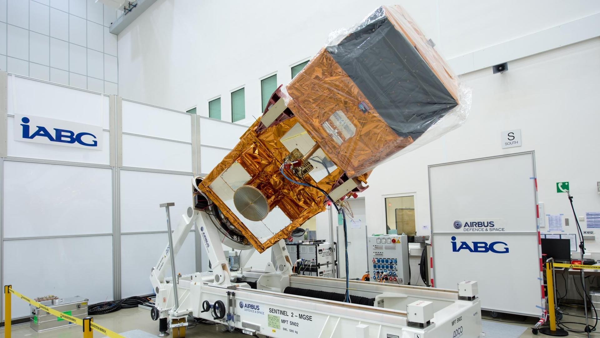 Da war er noch am Boden: Satellit Sentinel 2a in seiner Montagehalle in Bayern. Da war er noch am Boden: Satellit Sentinel 2a in seiner Montagehalle in Bayern.