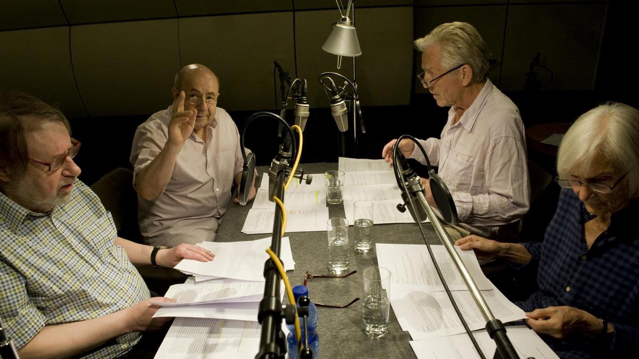 Paul Burian, Gerd Wameling, Willem Menne und Kathrina Matz (v.l.n.r.) bei den Hörspielaufnahmen.