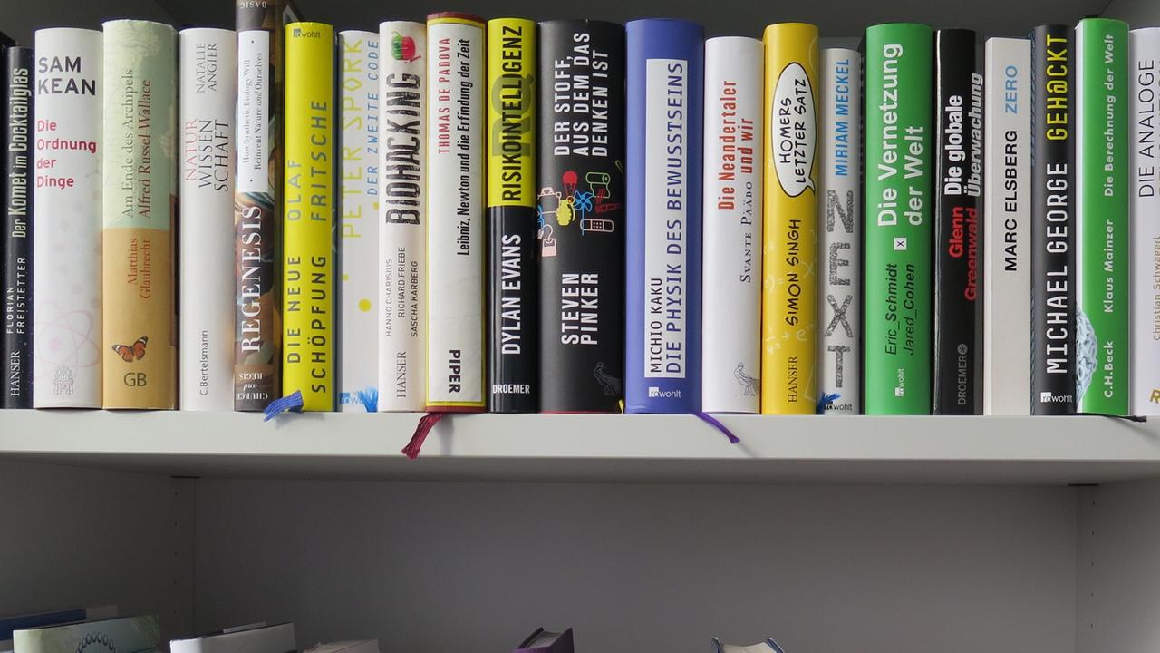 Bücherwand mit einer Auswahl von Sachbüchern Bücherwand mit einer Auswahl von Sachbüchern