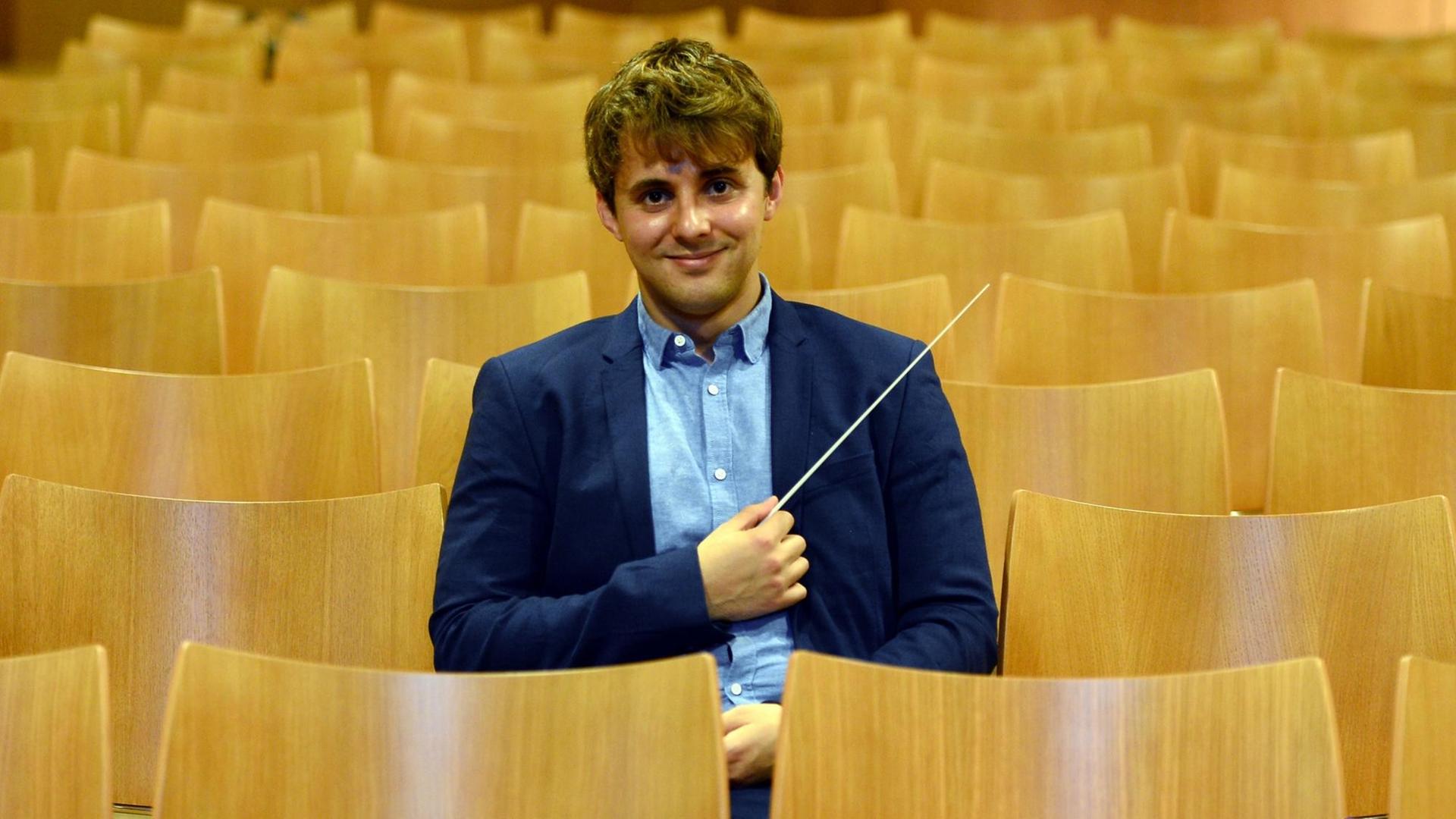 30.09.2019, Nordrhein-Westfalen, Köln: Der Nachwuchsdirigent Julio García Vico sitzt in der Kölner Philharmonie.
