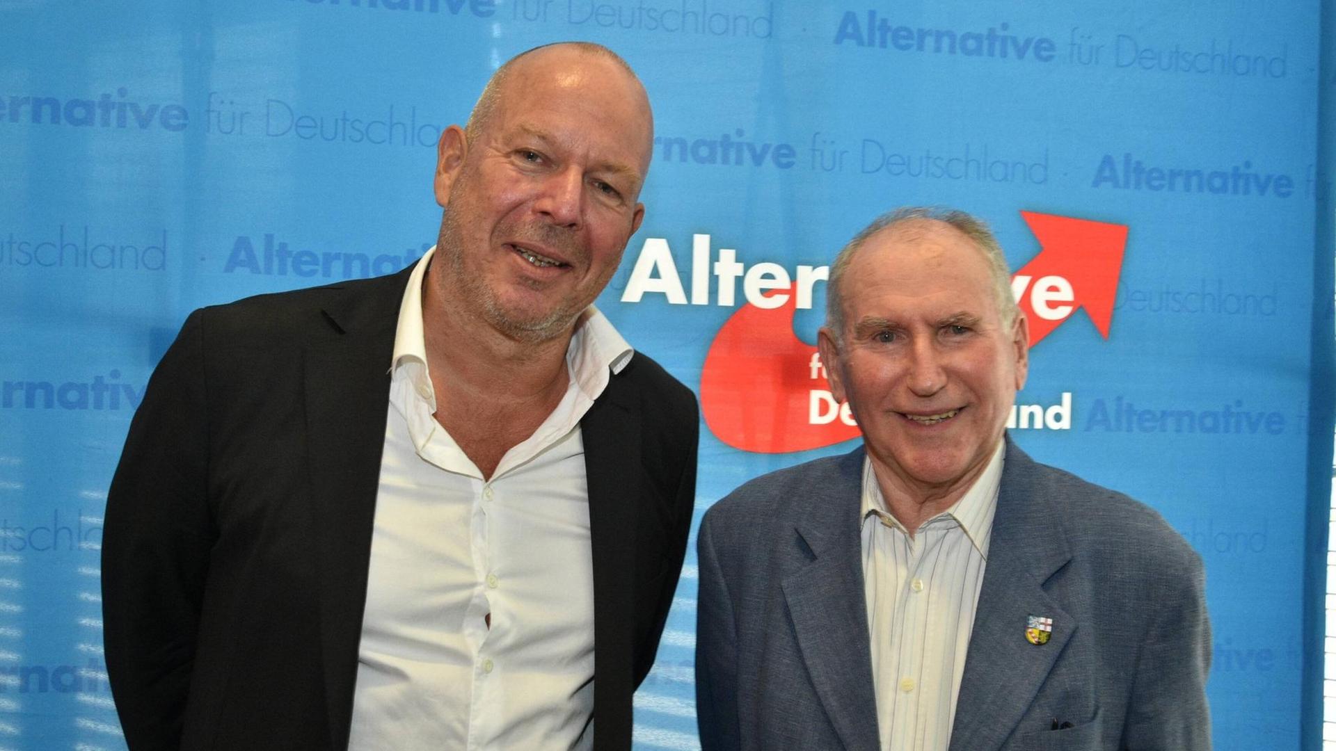 Christian Wirth und Josef Dörr vor einem Plakat der AfD Christian Wirth und Josef Dörr vor einem Plakat der AfD