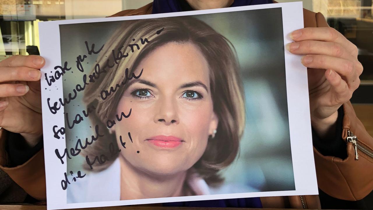Margaret Heckel hält ein Bild von Julia Klöckner hoch, auf das sie etwas geschrieben hat. Margaret Heckel hält ein Bild von Julia Klöckner hoch, auf das sie etwas geschrieben hat.