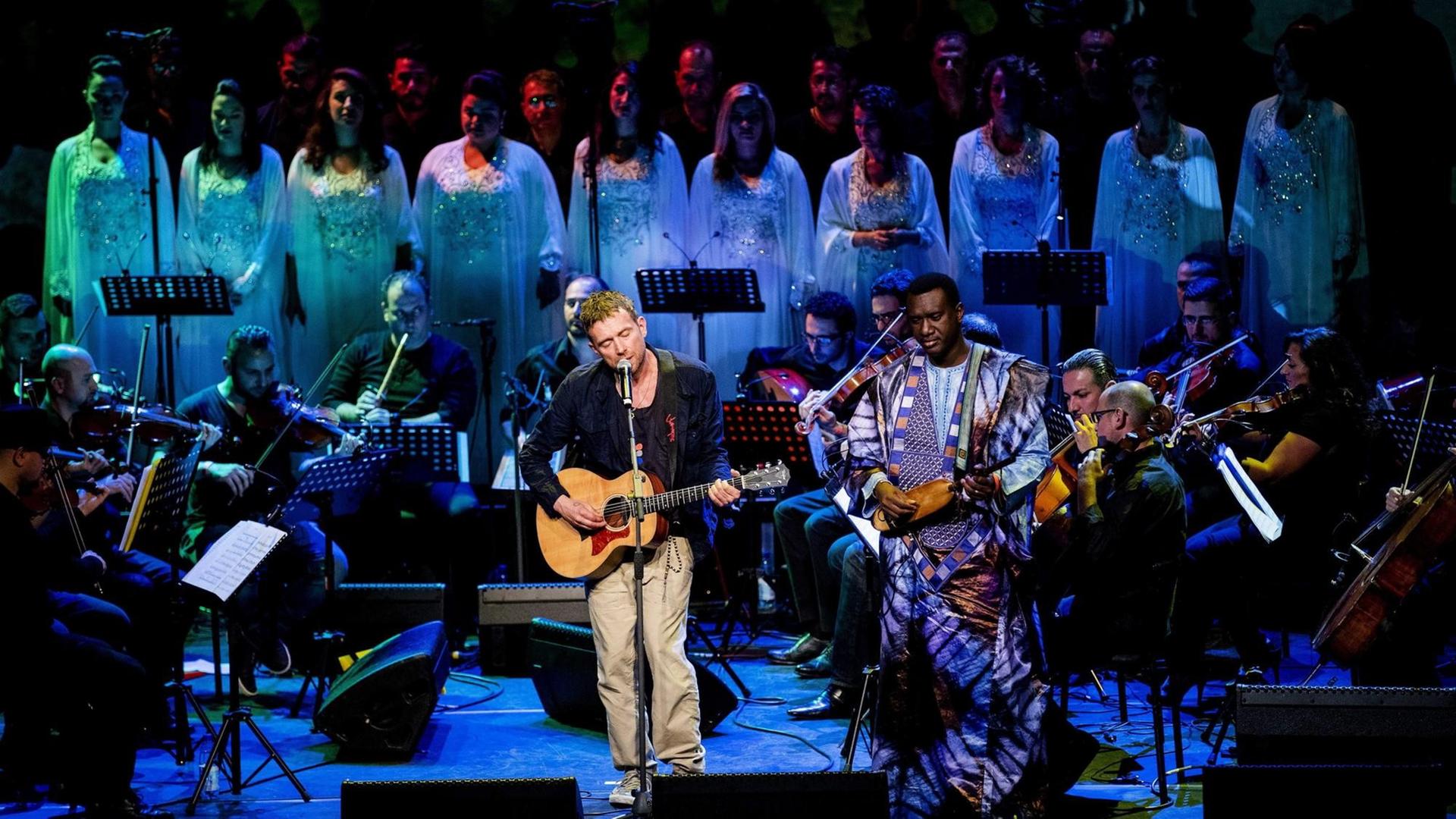 Der Sänger der britischen Band Blur und Gründer der Gorillaz, Damon Albarn, performt mit dem Orchestra of Syrian Musicians im Carre Theater in Amsterdam am 22 Juni 2016. Die Mitglieder des Orchesters sind durch den Krieg auf der ganzen Welt verteilt. Für das Konzert haben sie sich das erste mal seit Jahren getroffen.