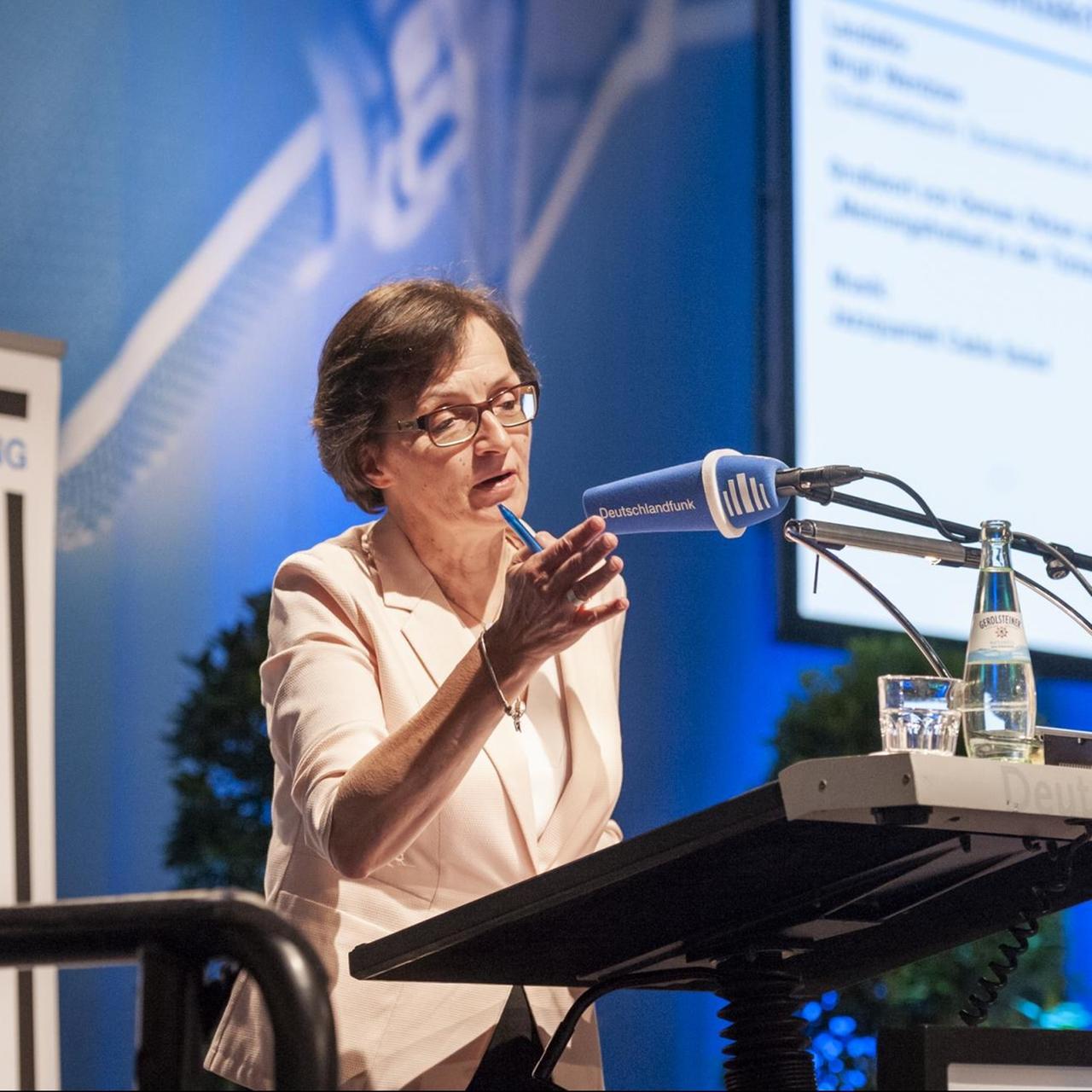 Deutschlandfunk-Chefredakteurin Birgit Wentzien hält die Laudatio auf Netzpolitik.org bei der Verleihung des Günter-Wallraff-Preises für Journalismuskritik. Deutschlandfunk-Chefredakteurin Birgit Wentzien hält die Laudatio auf Netzpolitik.org bei der Verleihung des Günter-Wallraff-Preises für Journalismuskritik.