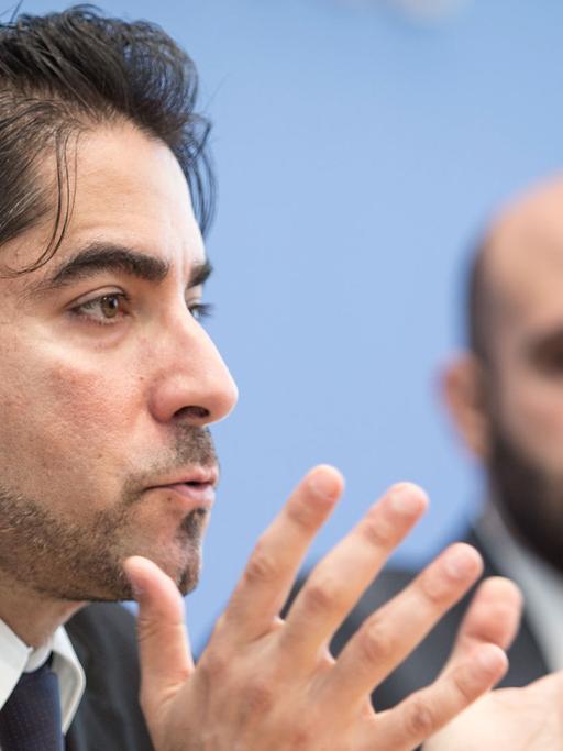 Mouhanad Khorchide (l) und Ahmad Mansour vom "Muslimischen Forum Deutschland"