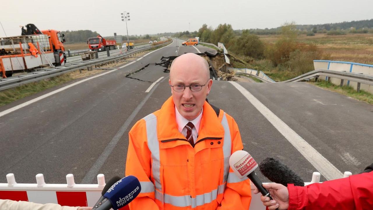Mecklenburg-Vorpommerns Verkehrsminister Pegel im Oktober 2017 beim Ortsermin an der A20, wo die Fahrbahndecke eingebrochen ist Mecklenburg-Vorpommerns Verkehrsminister Pegel im Oktober 2017 beim Ortsermin an der A20, wo die Fahrbahndecke eingebrochen ist