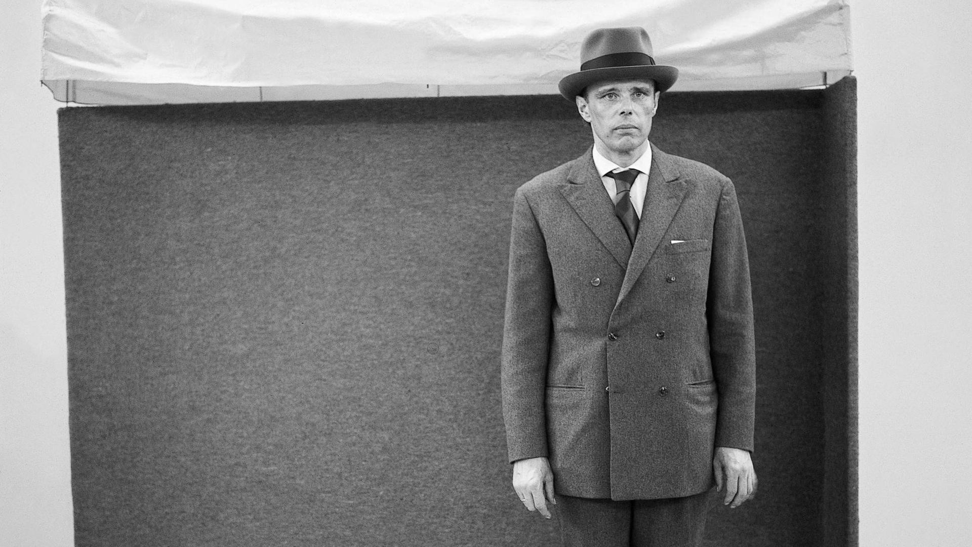 Joseph Beuys steht regunglos, mit Hut auf dem Kopf, vor einer Filzwand auf der 4. documenta in Kassel, 1968. Joseph Beuys steht regunglos, mit Hut auf dem Kopf, vor einer Filzwand auf der 4. documenta in Kassel, 1968.