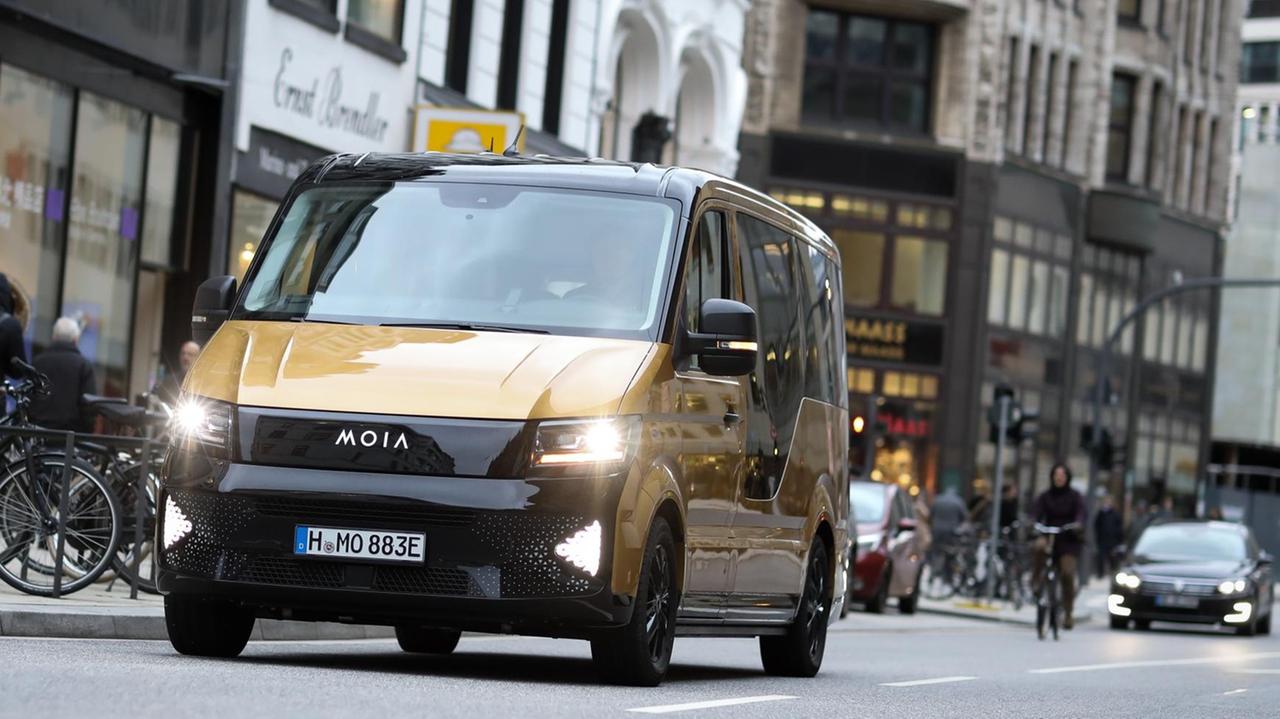 09.01.2019, Hamburg: Ein Elektrofahrzeug des Mobilitätsdienstleisters Moia fährt bei einem Pressetermin des VW-Tochterunternehmens vor dem Rathaus. Foto: Christian Charisius/dpa | Verwendung weltweit 09.01.2019, Hamburg: Ein Elektrofahrzeug des Mobilitätsdienstleisters Moia fährt bei einem Pressetermin des VW-Tochterunternehmens vor dem Rathaus. Foto: Christian Charisius/dpa | Verwendung weltweit