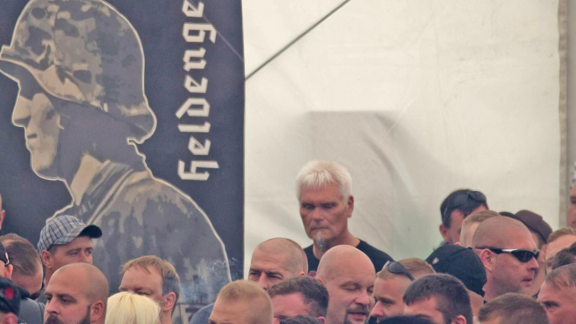 15.07.2017 - Rock gegen Überfremdung - Wehrmachtsgedenken Banner - Neonazis um Tommy Frenck veranstalten im thüringischen Themar ein Rechtsrockkonzert mit über 5000 Teilnehmerinnen und Teilnehmern. Besucher trugen offen neonazistische Symbolik. Angekündigt waren Bands wie öDie Lunikoff Verschwörung˜, öSleipnir˜ und öStahlgewitter˜. Copyright: xMichaelxTrammerx 15 07 2017 Rock against Alienation Banner Neo-Nazis to Tommy Frenck organize in Thuringia Themar a with above 5000 Teilnehmerinnen and Participants Visitors contributed open neo-Nazi Symbolism announced Were Bands like Lunikoff and Copyright xMichaelxTrammerx 15.07.2017 - Rock gegen Überfremdung - Wehrmachtsgedenken Banner - Neonazis um Tommy Frenck veranstalten im thüringischen Themar ein Rechtsrockkonzert mit über 5000 Teilnehmerinnen und Teilnehmern. Besucher trugen offen neonazistische Symbolik. Angekündigt waren Bands wie öDie Lunikoff Verschwörung˜, öSleipnir˜ und öStahlgewitter˜. Copyright: xMichaelxTrammerx 15 07 2017 Rock against Alienation Banner Neo-Nazis to Tommy Frenck organize in Thuringia Themar a with above 5000 Teilnehmerinnen and Participants Visitors contributed open neo-Nazi Symbolism announced Were Bands like Lunikoff and Copyright xMichaelxTrammerx