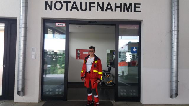 Das Bild zeigt die Notärztin Birgit Baier im Eingang der Notaufnahme eines Krankenhauses in Bayern.