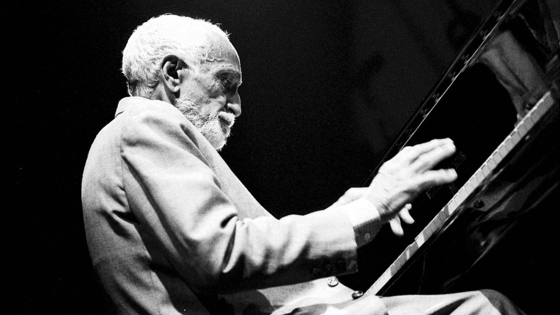 Der kubanische Pianist Ruben Gonzalez 1998 auf einem Konzert mit dem Buena Vista Social Club Der kubanische Pianist Ruben Gonzalez 1998 auf einem Konzert mit dem Buena Vista Social Club