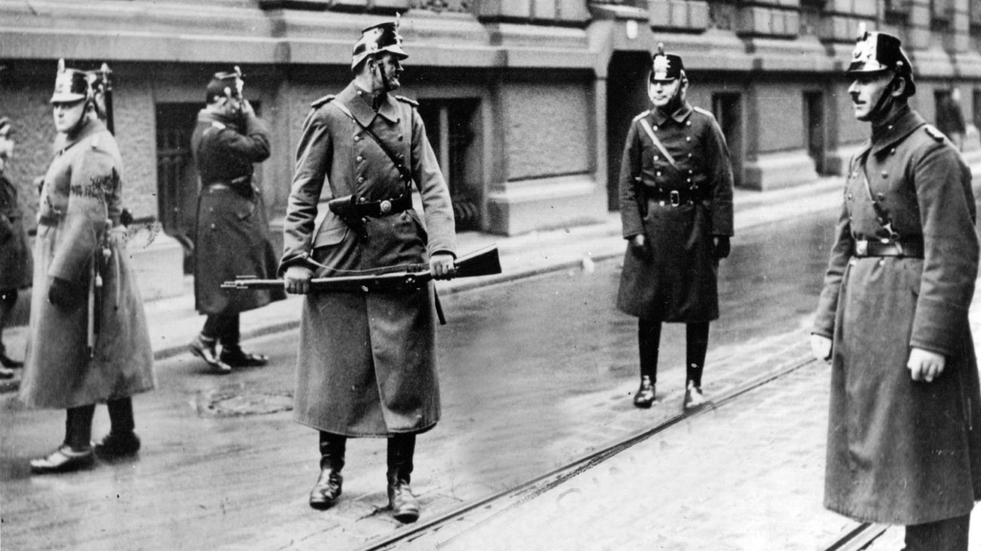 Polizisten im Jahr 1933 in den Straßen Berlins. Polizisten im Jahr 1933 in den Straßen Berlins.