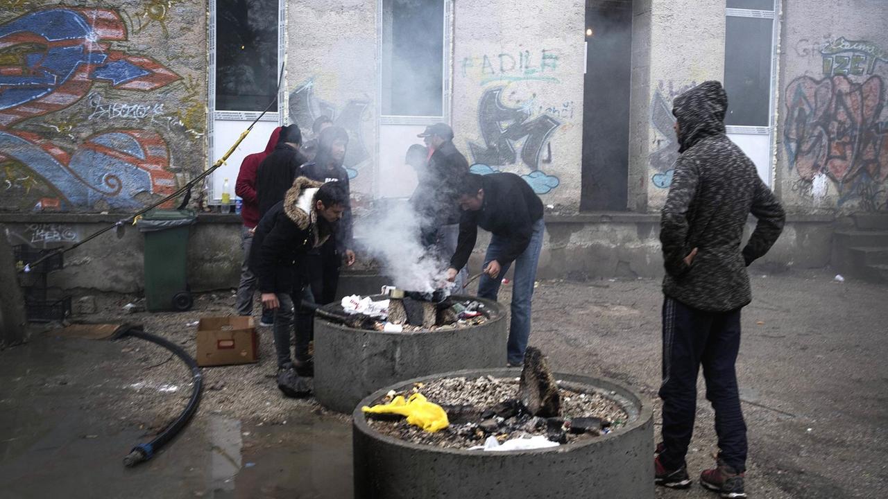 Flüchtlinge in einer Unterkunft der bosnischen Stadt Bihac stehen um eine Feuerstelle herum (November 2018) Flüchtlinge in einer Unterkunft der bosnischen Stadt Bihac stehen um eine Feuerstelle herum (November 2018)