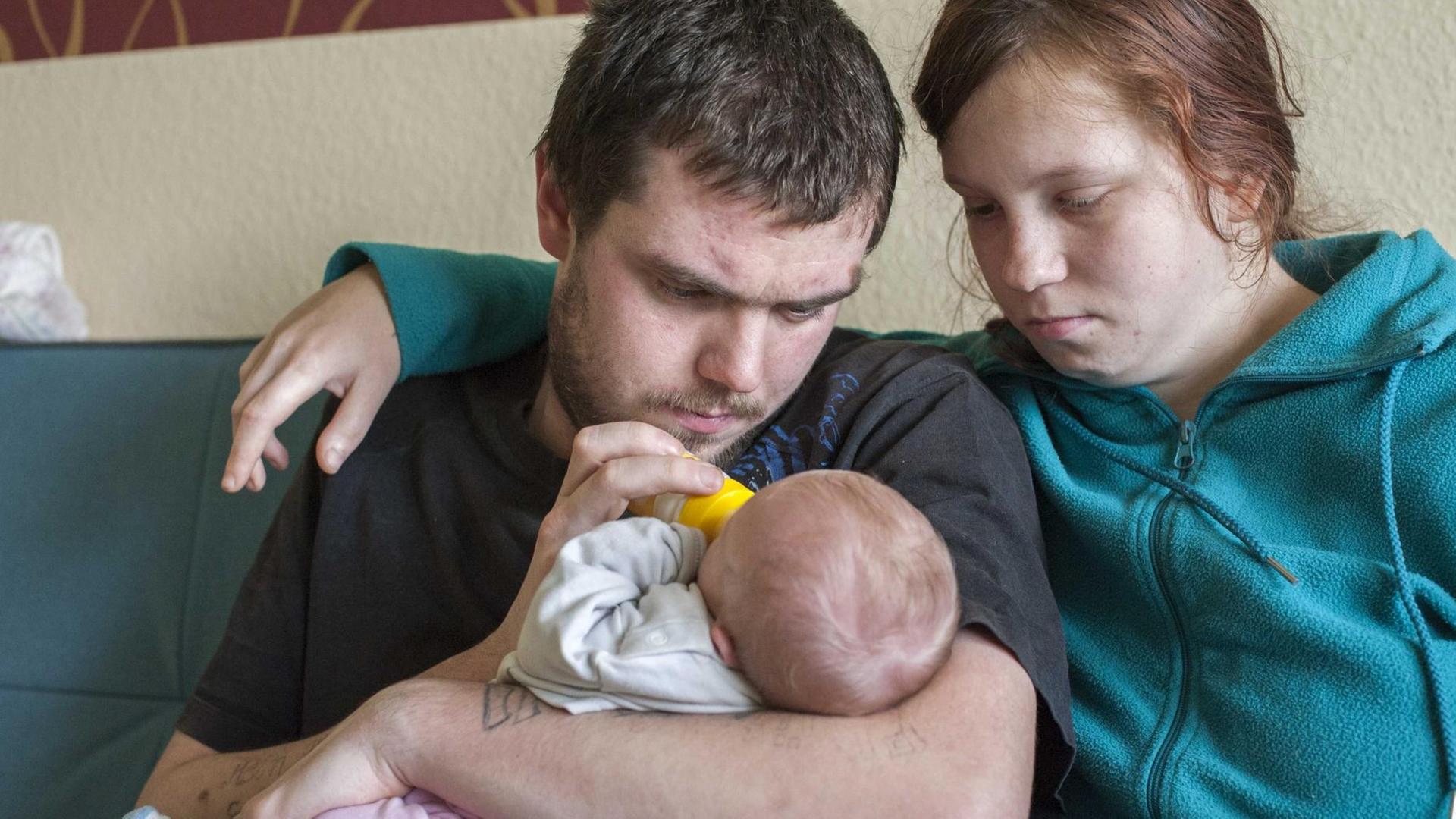 Sarah und Daniel sind Waisenkinder - jetzt haben sie ihr erstes Kind bekommen. Sarah und Daniel sind Waisenkinder - jetzt haben sie ihr erstes Kind bekommen.