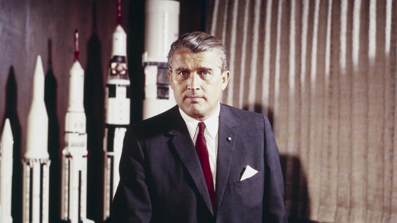 Bevor Wernher von Braun zur NASA kam, baute er Raketenwaffen. Bis 1945 setzte er dafür in Deutschland zahlreiche Zwangsarbeiter ein.