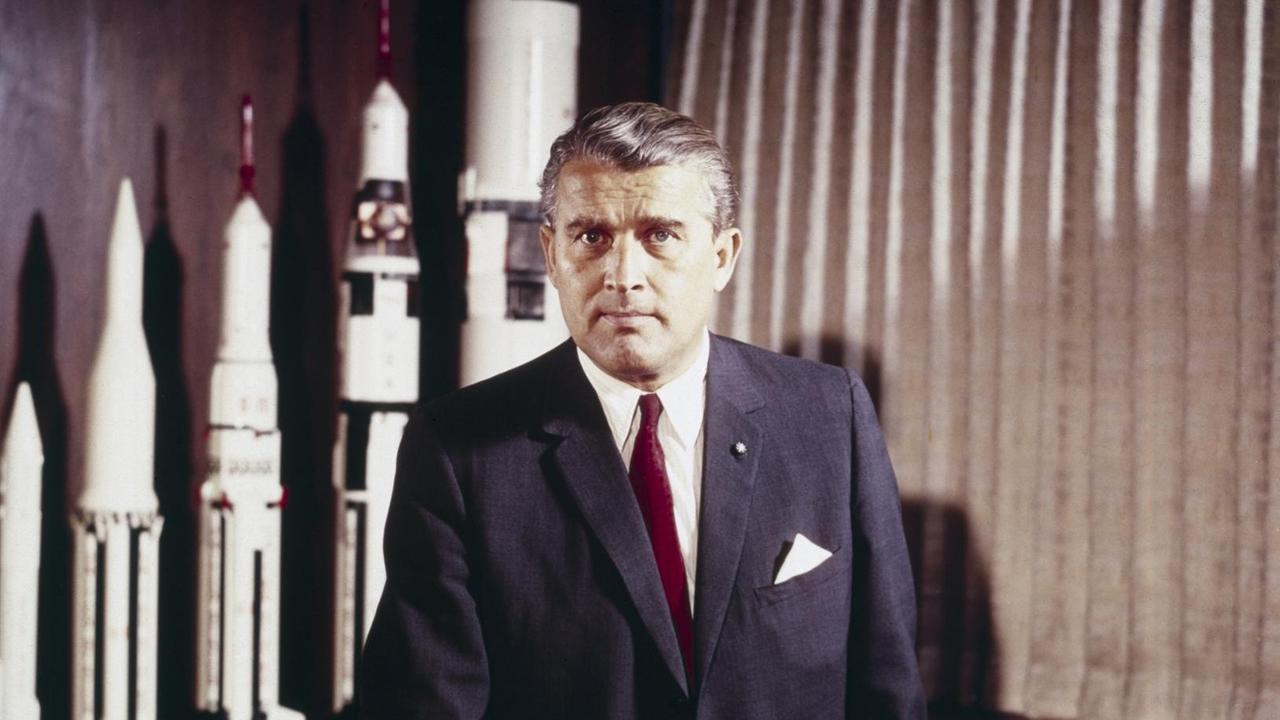 Bevor Wernher von Braun zur NASA kam, baute er Raketenwaffen. Bis 1945 setzte er dafür in Deutschland zahlreiche Zwangsarbeiter ein. Bevor Wernher von Braun zur NASA kam, baute er Raketenwaffen. Bis 1945 setzte er dafür in Deutschland zahlreiche Zwangsarbeiter ein.