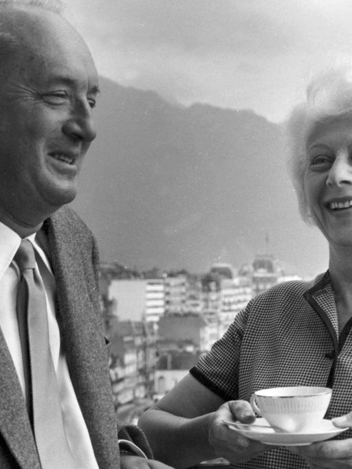 Der russisch-amerikanische Schriftsteller und Schmetterlingsexperte Vladimir Nabakov und seine Ehefrau Vera trinken 1962 auf der Terrasse ihres Hotels in Genf in der Schweiz Tee.