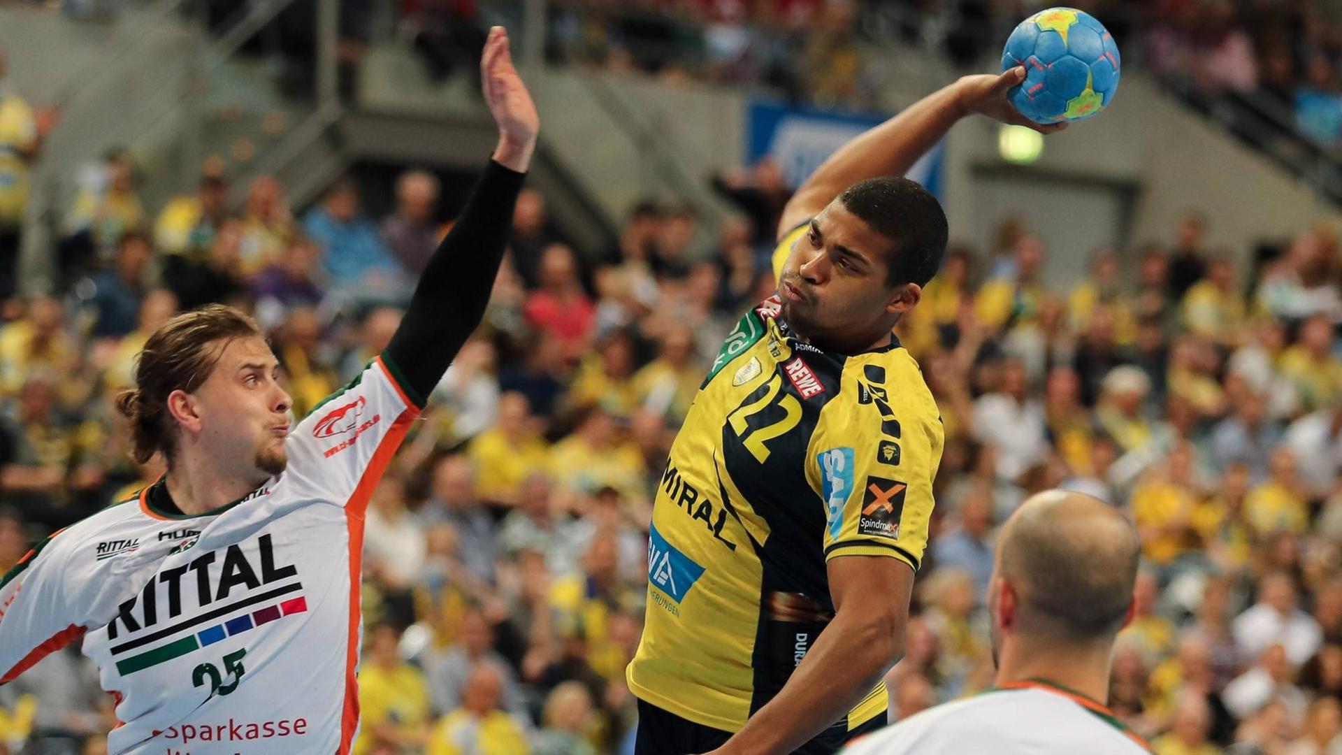Olle Forsell Schefvert und Mads Mensah Larsen Joao Ferraz beim beim Sprungwurf, Action, Aktion, Handball, DKB Bundesliga, Rhein-Neckar Löwen - HSG Wetzlar Olle Forsell Schefvert und Mads Mensah Larsen Joao Ferraz beim beim Sprungwurf, Action, Aktion, Handball, DKB Bundesliga, Rhein-Neckar Löwen - HSG Wetzlar