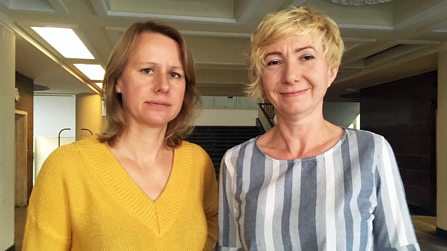 Zweit mittelalte Frauen stehen nebeneinander un blicken in die Kamera. Zweit mittelalte Frauen stehen nebeneinander un blicken in die Kamera.