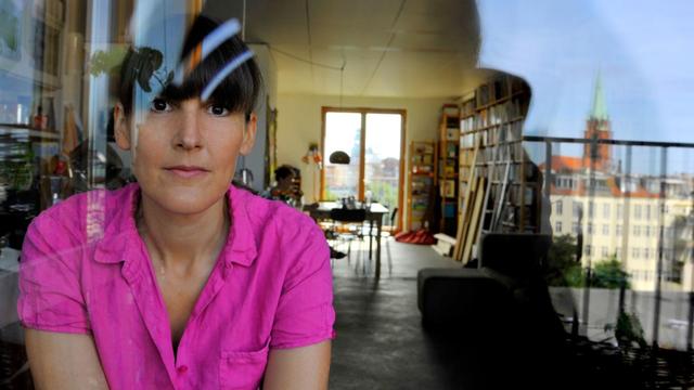 Die Autorin und Schriftstellerin Anke Stelling in ihrer Wohnung in Berlin Prenzlauer Berg, fotografiert im August 2015